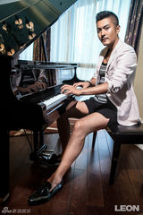 组图：于小伟不羁驾驭藕荷色系 硬汉可以有