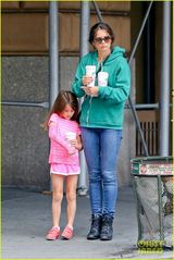 组图：凯蒂苏瑞母女怀抱咖啡清晨现身