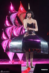 组图：梁咏琪个唱落幕性感典雅 外籍男友现身支持