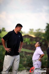 组图：高尔夫明星赛曾志伟与姚明比高