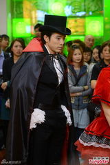 组图：林德信拍戏街头扮僵尸 吸引路人围观