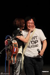 组图：陈奕迅现身卢凯彤音乐会 台上热吻