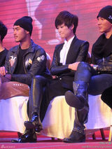 高清图：李宇春亮相《血滴子》发布会黑衣帅气