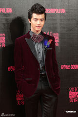 组图：周慧敏白纱裙飘逸现身 小腹扁平力证未怀孕