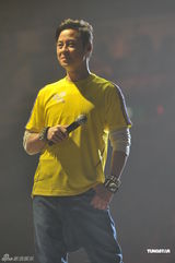 组图：梁汉文香港红馆开唱 圈中好友齐助阵