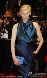 高清图：《我们需要谈谈凯文》首映 蒂尔达大秀裸背