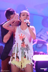 组图：李克勤郑欣宜开唱 鼓励年青人追梦