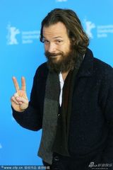 组图：《拉芙莱斯》记者会 阿曼达红裙迷人