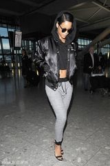 组图：蕾哈娜伦敦机场街拍 露脐装秀曼妙曲线