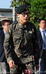 组图：韩情歌王子朴孝信退伍 VIXX到场迎接