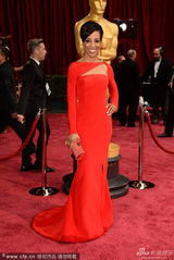 组图：女星肖恩-罗宾逊人鱼裙展性感玲珑身材