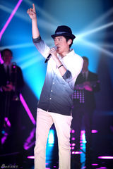 组图：歌手2邓紫棋白裙优雅 茜拉满文军补位