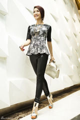 组图：李依晓杂志街拍演绎本季It girl派对装