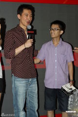 组图：黄立行酷帅亮相引尖叫 现场与粉丝亲密合影