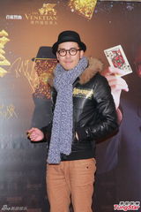 组图：《赌城风云》团拜 伍允龙为钟嘉欣备惊喜