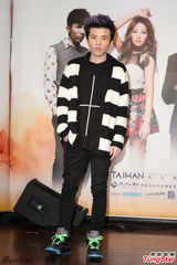 组图：A-lin农历年赴法国开唱 盼望能举家前往