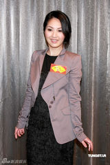 幻灯图：《纪晓岚》香港宣传 杨千嬅为张国立泡茶