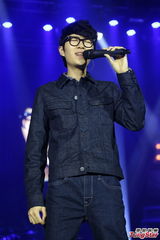 组图：方大同抱病开唱嗓音哑 张悬青峰手机传情