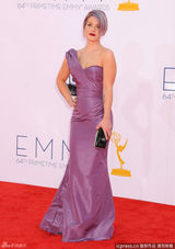 组图：艾美奖红毯 凯莉-奥斯本抚胸献飞吻