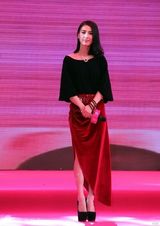 组图：黄圣依助阵活动演绎现实版美女与野兽