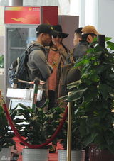 组图：白百何潮装现身机场 与友人亲切攀谈