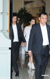 组图：黎姿双胞胎女儿庆生 小家伙神态颇似马廷强