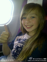 组图：可爱萝莉小康妮生活照 自曝想与王力宏合作