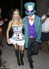 组图：希尔顿变装扑克女佣 阿诺长子扮亚里士多德