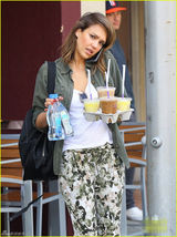 组图：阿尔芭边打电话边端水 手忙脚乱无人帮忙