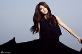 组图：魏佳庆黑色长裙写真 举手投足显御姐范儿