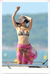 组图：帕丽斯-希尔顿豹纹比基尼现身海边