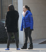 组图：李小璐不顾形象抠鼻 可爱女儿贴心探班