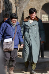 组图：冯绍峰《黄金年代》戏份杀青