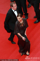 幻灯：《法外之徒》首映 谢丽尔侧面“露肉”秀身材