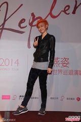 组图：孙燕姿橙发亮眼披黄金甲 许美静助阵