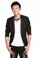 组图：时尚新贵朱雨辰最新杂志封面曝光