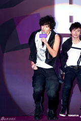 组图：金贤重香港获大奖 阿SA无缘和男友过圣诞