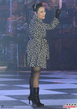 组图：汪明荃香港开唱 造型多变火辣优雅