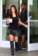 组图：卡戴珊与坎耶度假 黑衣难掩惹火身材