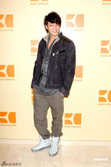 Angelababy称黄晓明为家人 妩媚合影何润东(图)