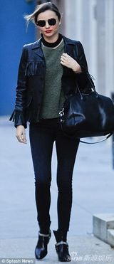 组图：米兰达流苏皮衣干练 红唇展笑颜心情佳