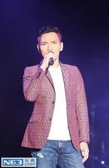 组图：杨宗纬首唱《山丘》致敬李宗盛