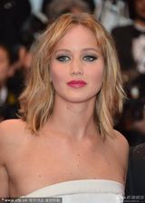 组图：珍妮弗-劳伦斯清爽现身胸部高耸