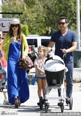 组图：杰西卡-阿尔芭曝光街拍照 一家四口其乐融融