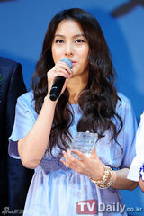 组图：Kara获韩国观光之星殊荣集体领奖