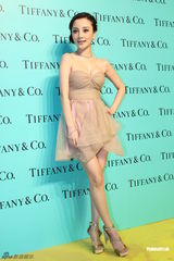 组图：安以轩秀美背李承铉护花 吴佩慈李小璐拼美胸