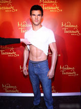 组图：暮光狼人蜡像遭撩衫秀腹肌 女星露腿献吻