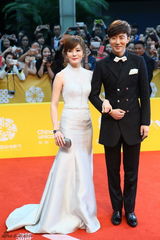组图：《太平轮》剧组压轴红毯 蔡琳甜蜜挽男友