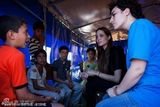 组图：联合国亲善大使朱莉探访叙利亚难民 悲伤流泪