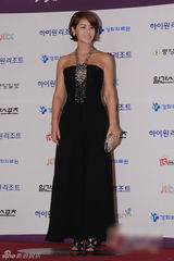 组图：金成玲抹胸黑裙典雅 配饰抢眼珠光宝气